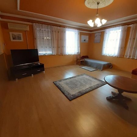 Gabor Pal 1 Apartman 1 Szoba Dunafoldvar Bagian luar foto