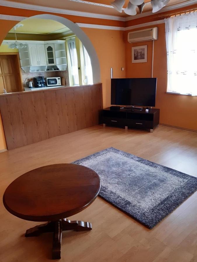 Gabor Pal 1 Apartman 1 Szoba Dunafoldvar Bagian luar foto